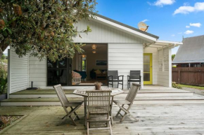 Sunny Beach Bach Hideaway - Paraparaumu Beach Holiday Home